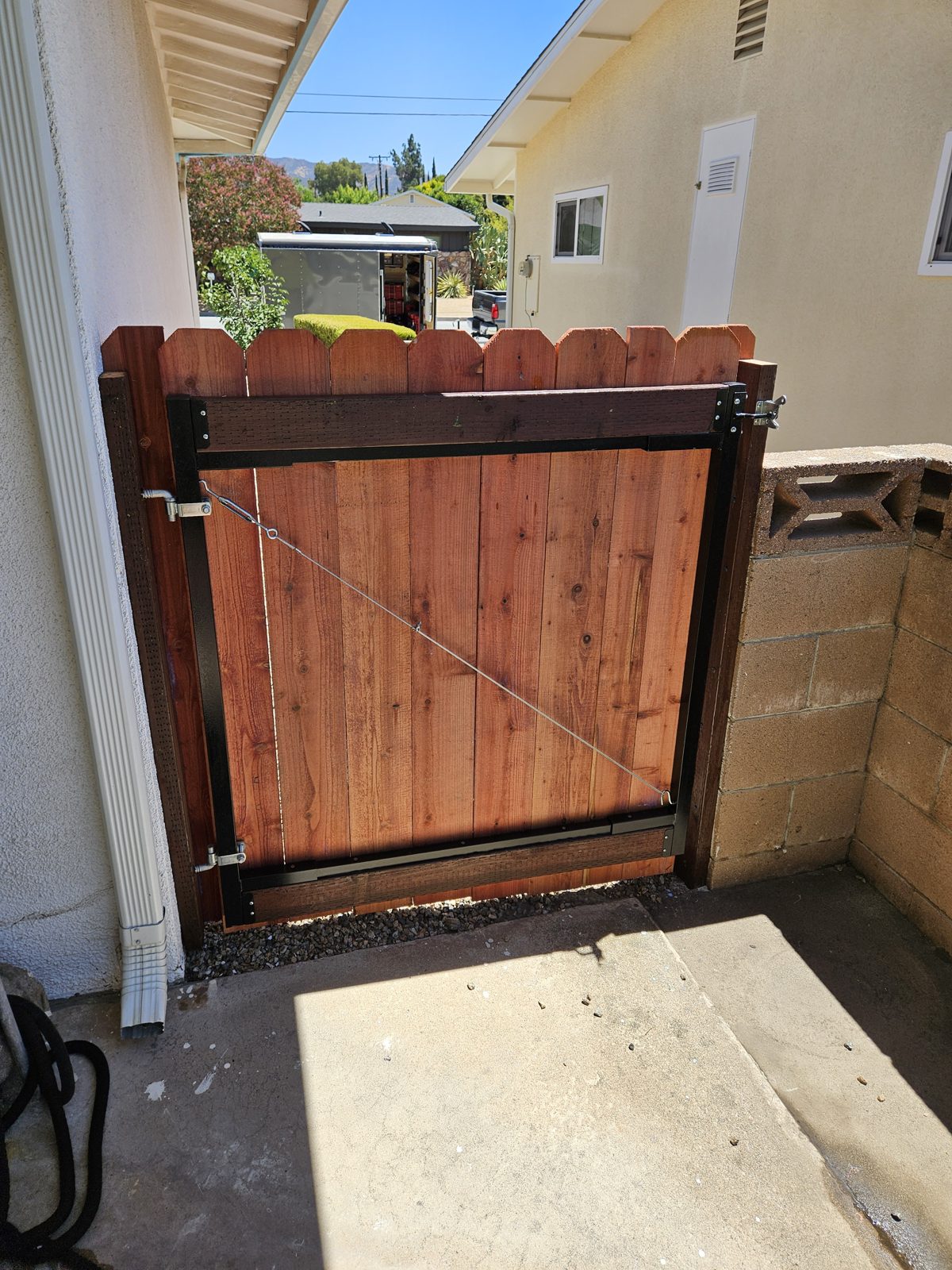 Wood gate built with an anti-sag kit